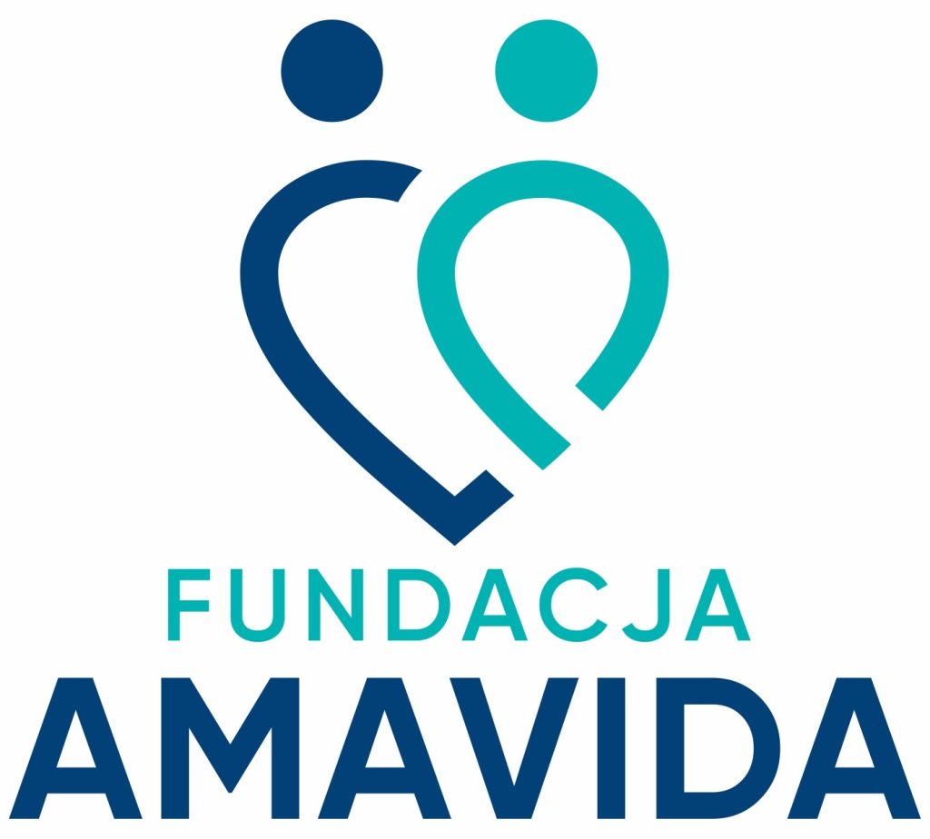 Logotyp Fundacji Amavida składający się z dwóch uproszczonych sylwetek ludzkich (jedna granatowa, druga turkusowa), których dolne części tworzą kształt serca. Poniżej znajduje się napis „FUNDACJA” w kolorze turkusowym oraz „AMAVIDA” w kolorze granatowym.